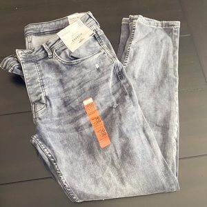 Black distressed skinny jeans